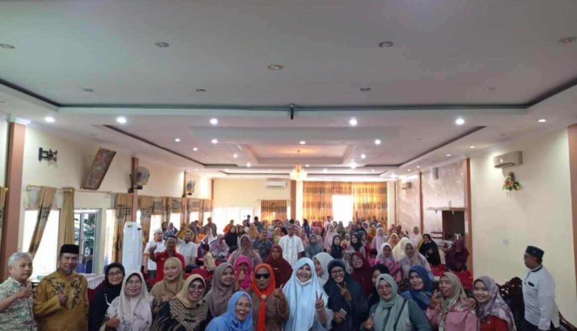 Hj. Nevi Zuairina Menyampaikan Sosialisasi Peran SNI dan Penilaian Kesesuaian bagi Pelaku UMKM di Pasaman Barat
