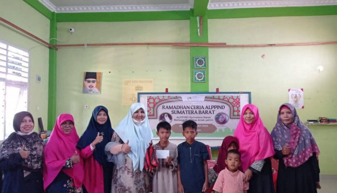Nevi Zuairina Bersama PW ALPPIND Berbagi Sembako di Bulan Ramadhan