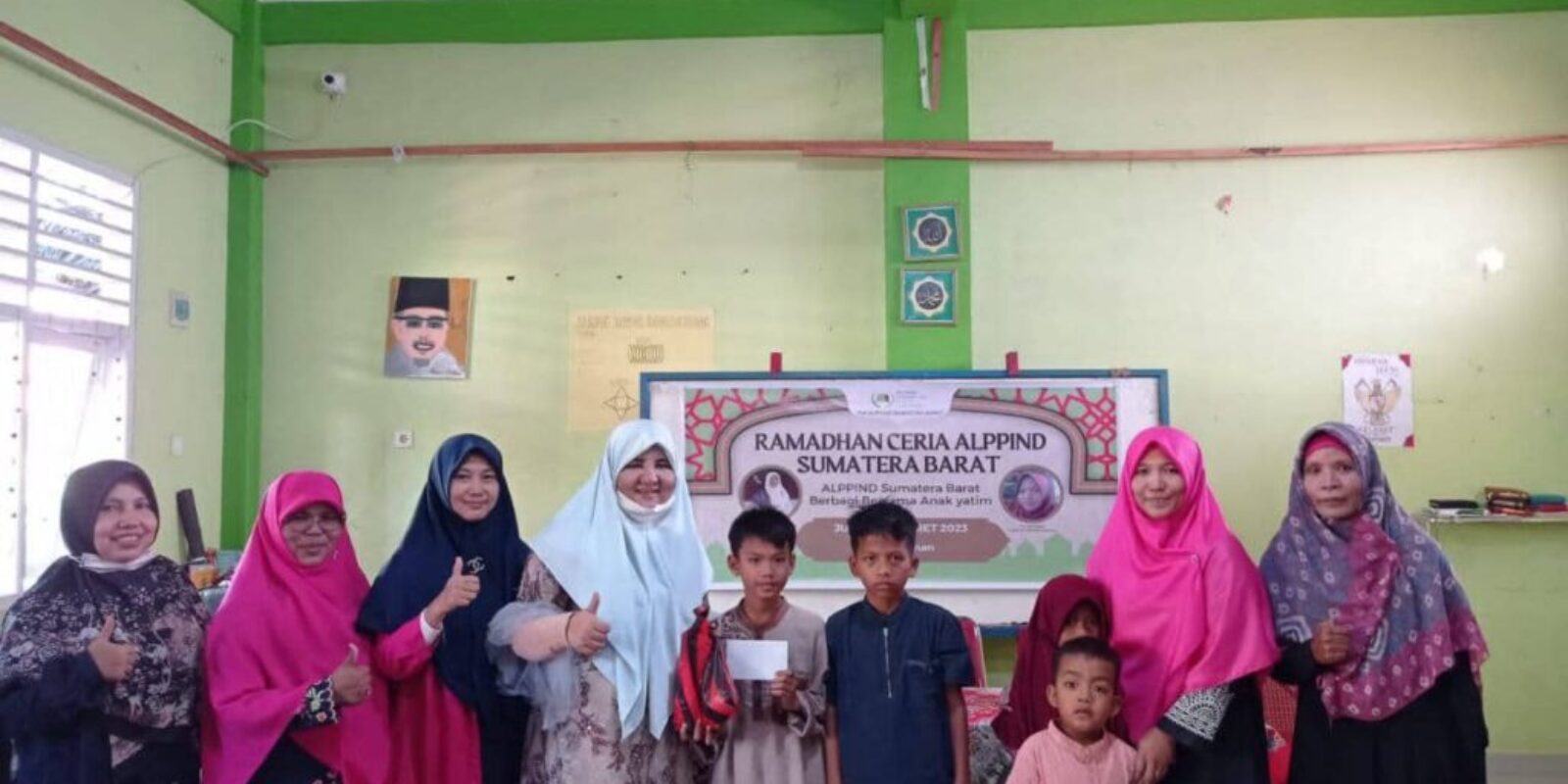 Nevi Zuairina Bersama PW ALPPIND Berbagi Sembako di Bulan Ramadhan