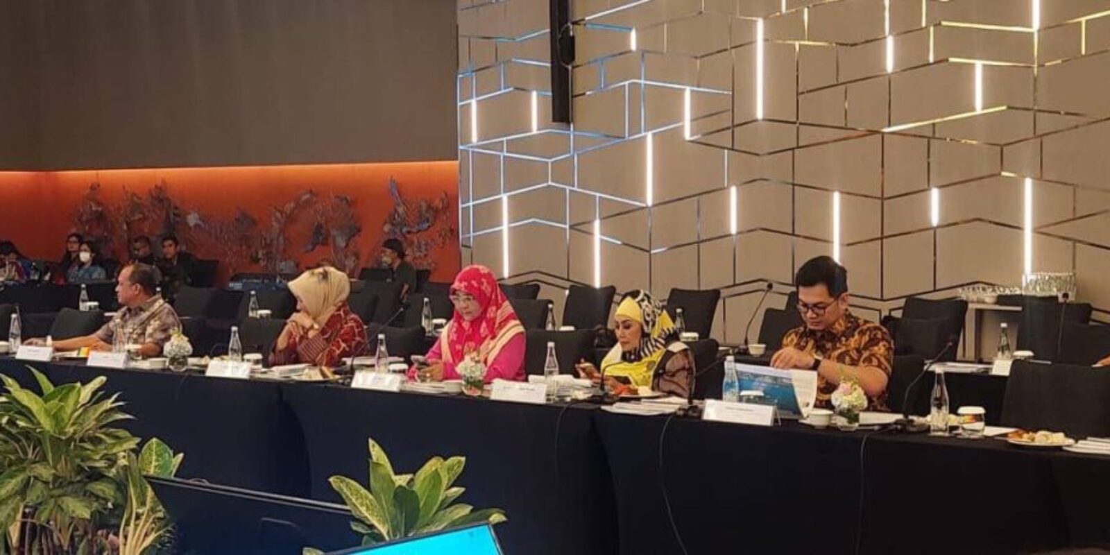 Beroperasinya Tol Cisumdawu, Hj. Nevi Zuairina Tekankan Peran UMKM Mengisi Layanan Publik Pada Rest Area