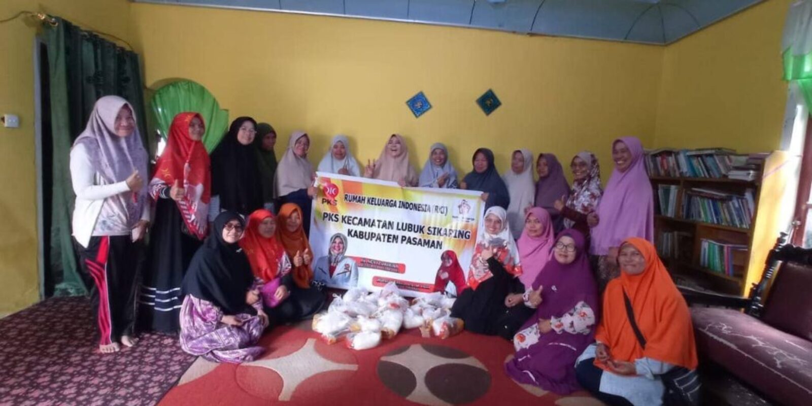 Nevi Zuairina Bersama ALPPIND dan RKI Meneruskan Program Berbagi Sembako