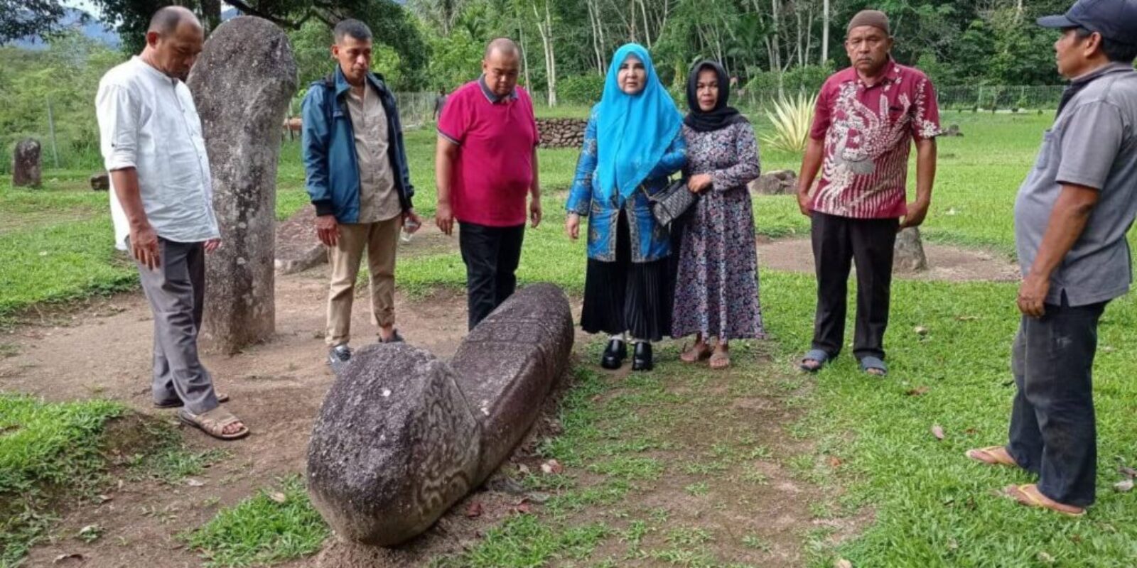 Berkunjung Ke Situs Cagar Budaya Geopark 1000 Menhir, Nevi Zuairina Dukung Pengembangannya