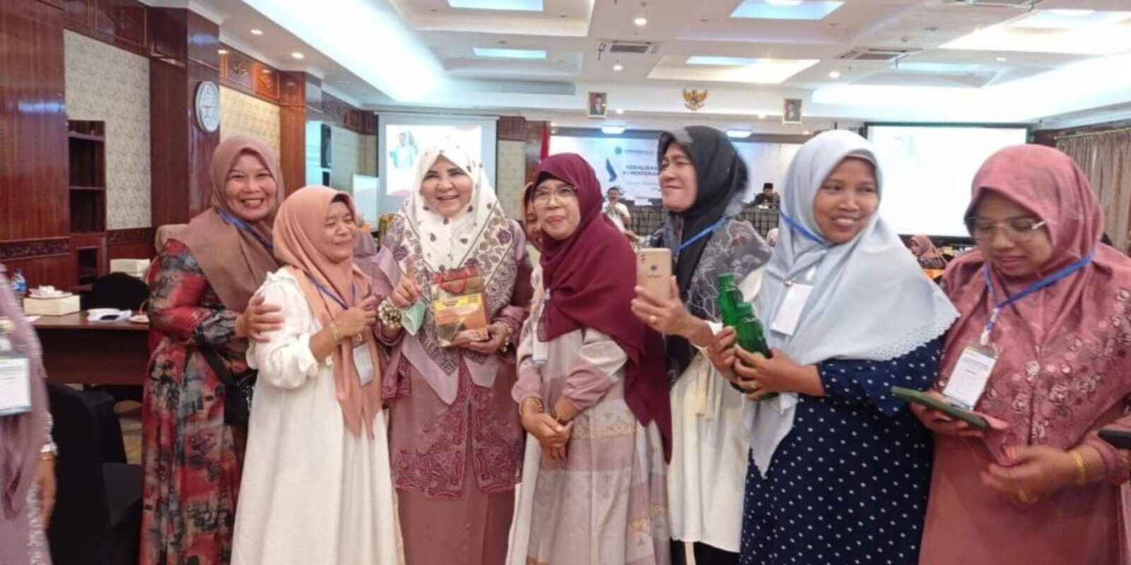 Sosialisasi Bersama Kemenkop, Nevi Zuairina Minta UMKM Dapat Lebih Terorganisir Dalam Wadah Koperasi di Agam dan Bukittinggi
