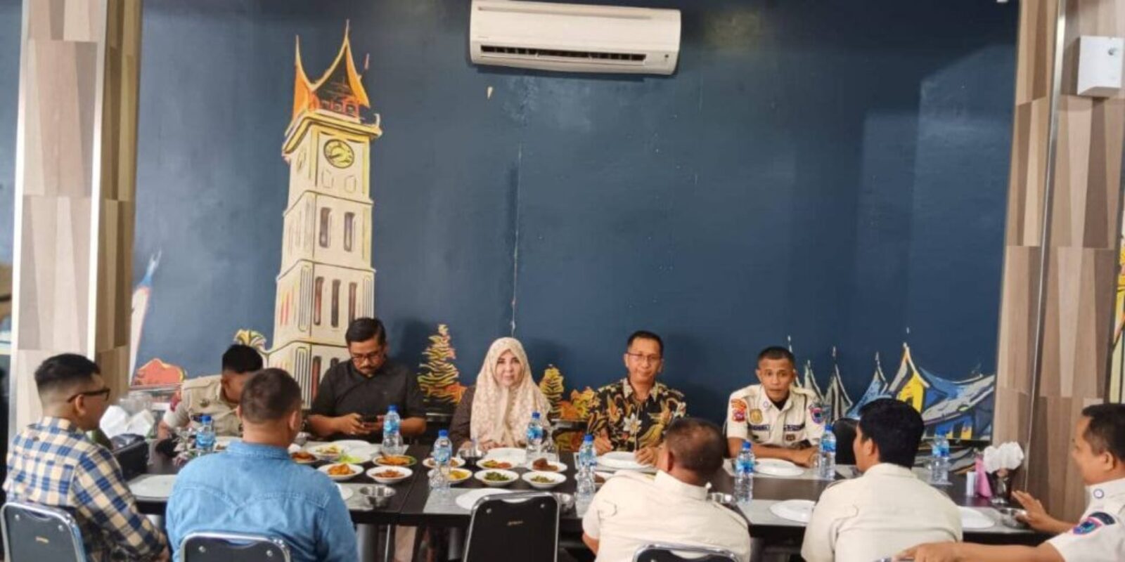 Hj. Nevi Zuairina Peduli Satpam di Dapil