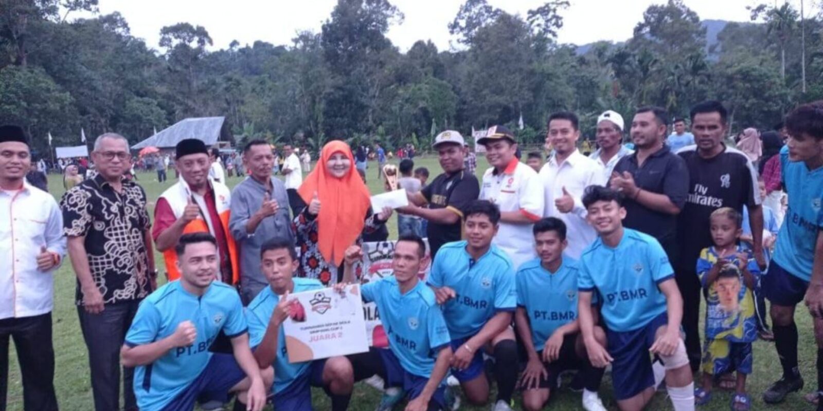 Turnamen Sepak Bola Simpati Cup, Hj. Nevi Zuairina Turut Berikan Hadiah