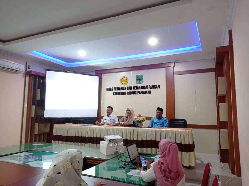 Anggota DPR RI Hj. Nevi Zuairina Serahkan Bantuan Alat Mesin Pertanian Kepada Kelompok Tani Ulakan di Padang Pariaman Untuk Kemandirian Pangan