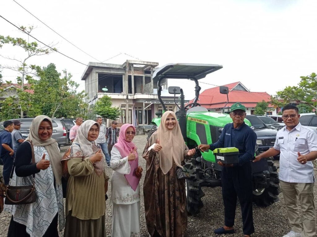 Anggota DPR RI Hj. Nevi Zuairina Serahkan Bantuan Alat Mesin Pertanian Kepada Kelompok Tani Ulakan di Padang Pariaman Untuk Kemandirian Pangan