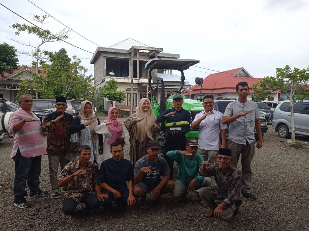Anggota DPR RI Hj. Nevi Zuairina Serahkan Bantuan Alat Mesin Pertanian Kepada Kelompok Tani Ulakan di Padang Pariaman Untuk Kemandirian Pangan