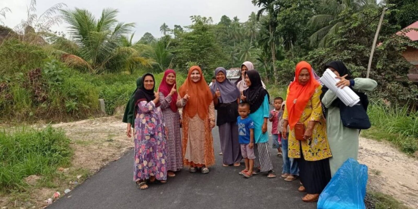 Hj. Nevi Zuairina Hadir Survey Pembangunan Jalan Bantuan Pemerintah