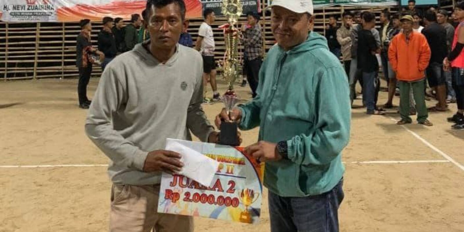 Hj. Nevi Zuairina Hadir pada Turnamen Bola Voli di Daerah Pemilihan