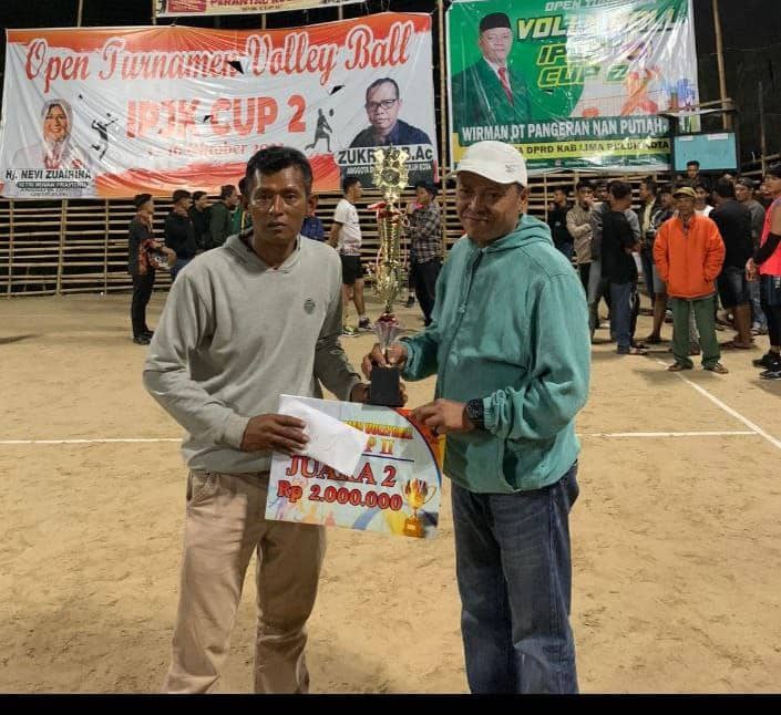 Hj. Nevi Zuairina Hadir pada Turnamen Bola Voli di Daerah Pemilihan