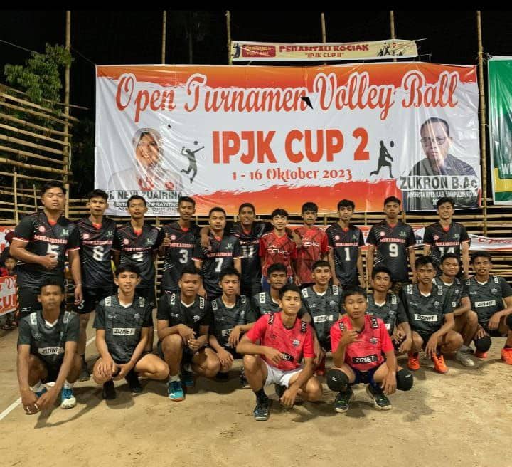 Hj. Nevi Zuairina Hadir pada Turnamen Bola Voli di Daerah Pemilihan