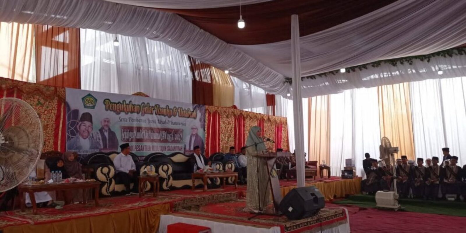 Hj. Nevi Zuairina Hadir pada Wisuda Tuanku dan Ustadzah Pondok Pesantren Nurul Yaqin Saddaniyah (1)