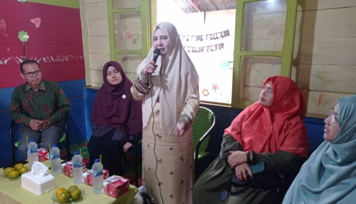 Hj. Nevi Zuairina Menyerahkan Dukungan Tanggung Jawab Sosial dan Lingkungan (TJSL) PT Bukit Asam kepada Yayasan Auladi di Kota Payakumbuh