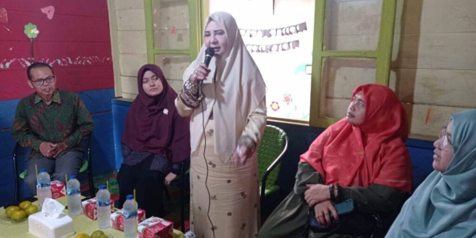 Hj. Nevi Zuairina Menyerahkan Dukungan Tanggung Jawab Sosial dan Lingkungan (TJSL) PT Bukit Asam kepada Yayasan Auladi di Kota Payakumbuh