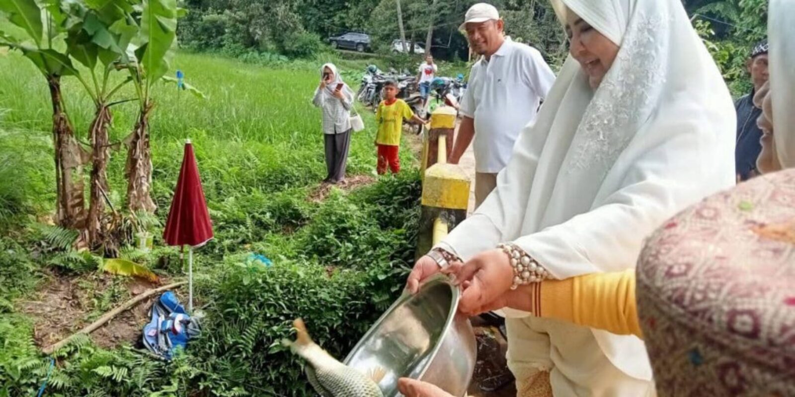 Anggota DPR, Hj. Nevi Zuairina Gelar Pelepasan Ikan di Sungai, Sekaligus Semarakkan Kegiatan Mancing Ikan Bersama Warga
