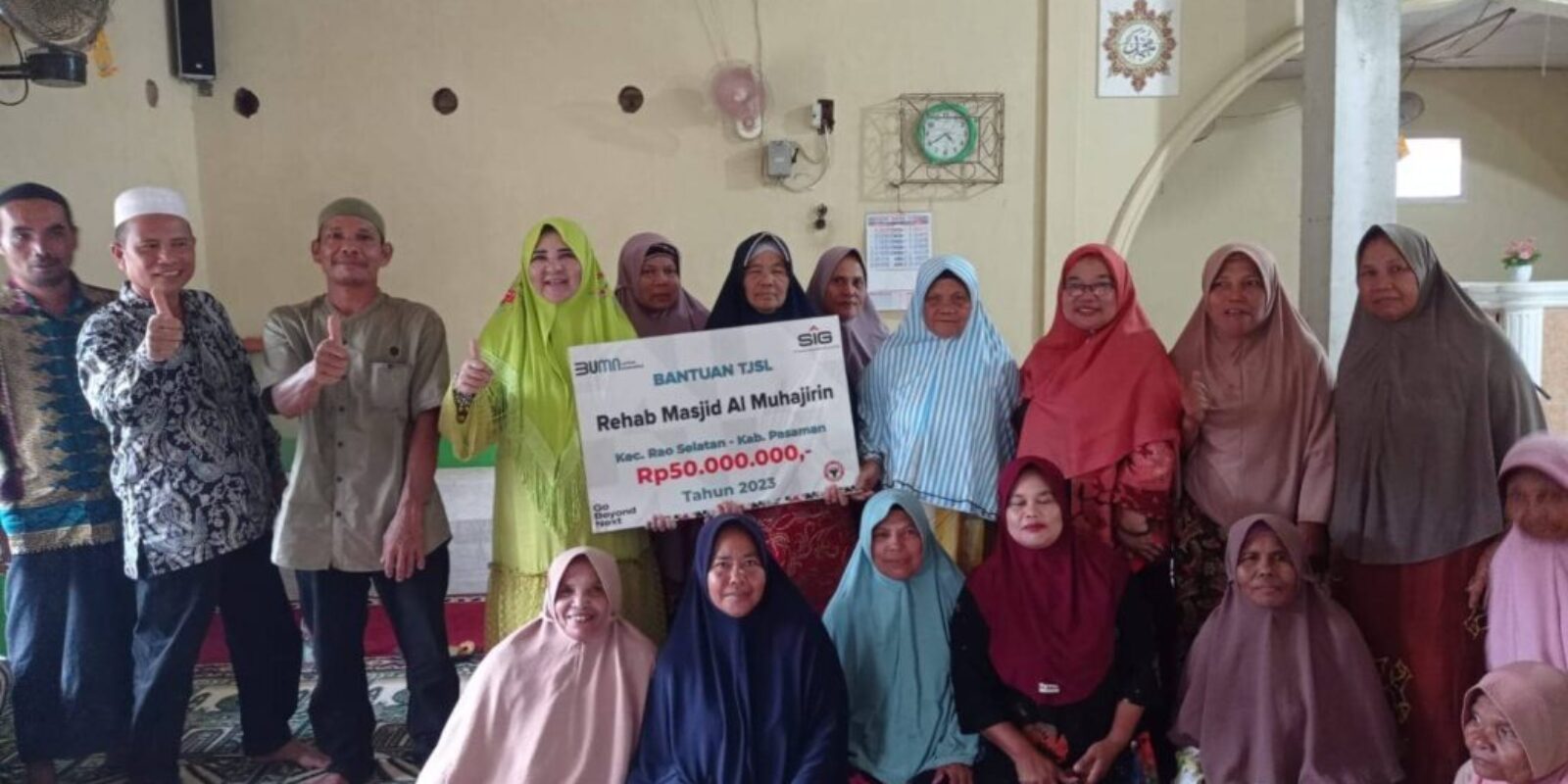 Bantuan Ke Masjid Al Muhajirin di Pasaman disalurkan oleh Hj. Nevi Zuairina dari Program TJSL BUMN