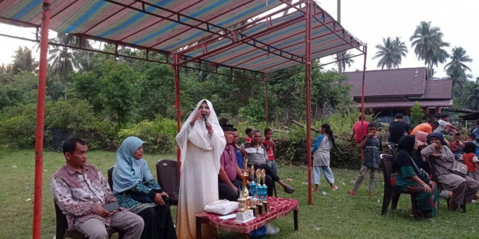 Bersama Wali Nagari, Hj. Nevi Zuairina Hadir Pekan Olahraga Nagari di Kabupaten Padang Pariaman