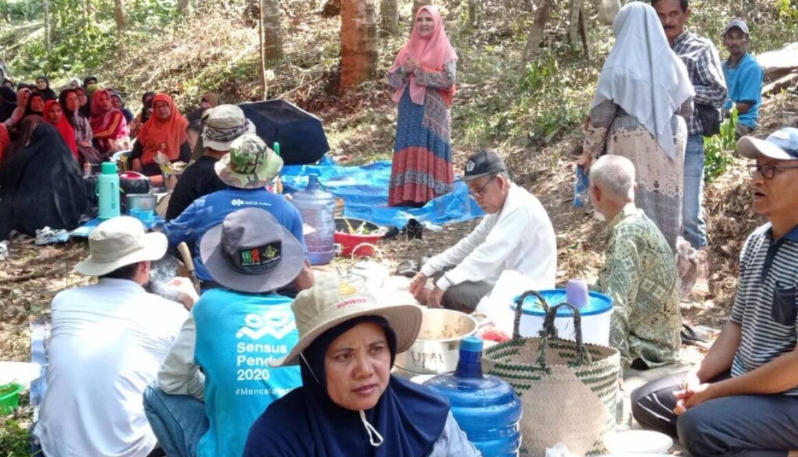 Hj. Nevi Zuairina Hadir Gotong Royong Bersama Warga Muhammadiyah dan Aisyiyah Kabupaten Pasaman