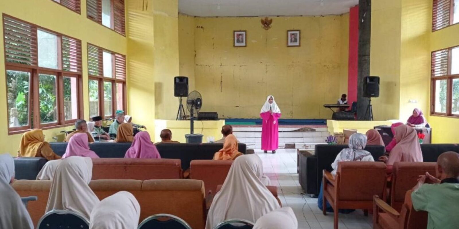 Hj. Nevi Zuairina Kunjungi Panti Werdha Padang Pariaman dan Berikan Bantuan ke Panti Jompo