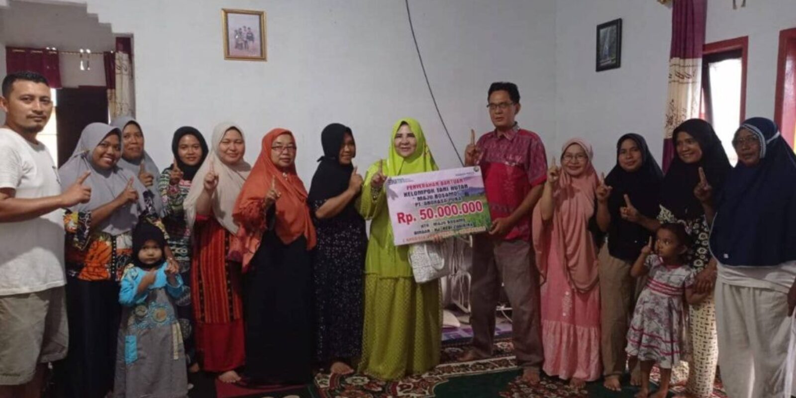 Hj. Nevi Zuairina Memfasilitasi Serah Terima Simbolis Bantuan Tanggung Jawab Sosial Lingkungan ke Keltan Maju Basamo Nagari Languang