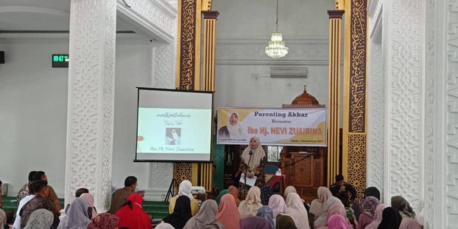 Hj. Nevi Zuairina Menghadiri Seminar Parenting Bersama Wali Murid SDIT An Nadzir Payakumbuh