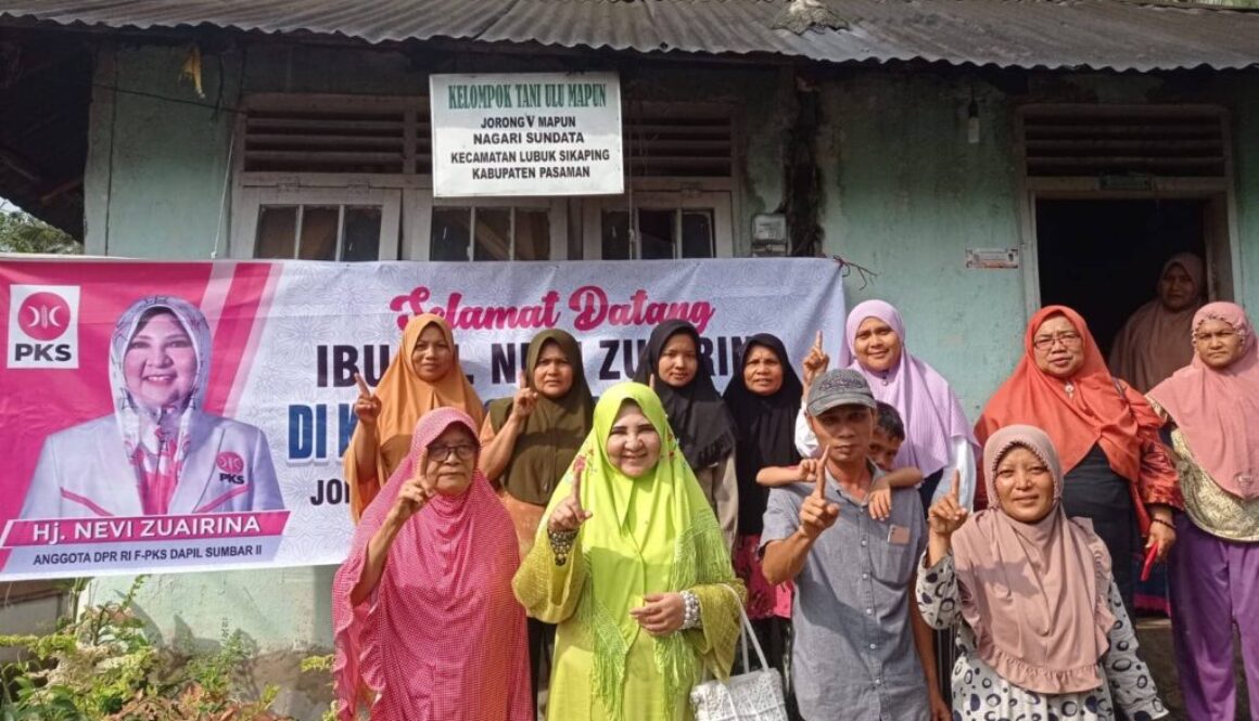 Hj. Nevi Zuairina Serahkan Bantuan Semen TJSL untuk Kelompok Tani Ulu Mapun di Lubuk Sikaping