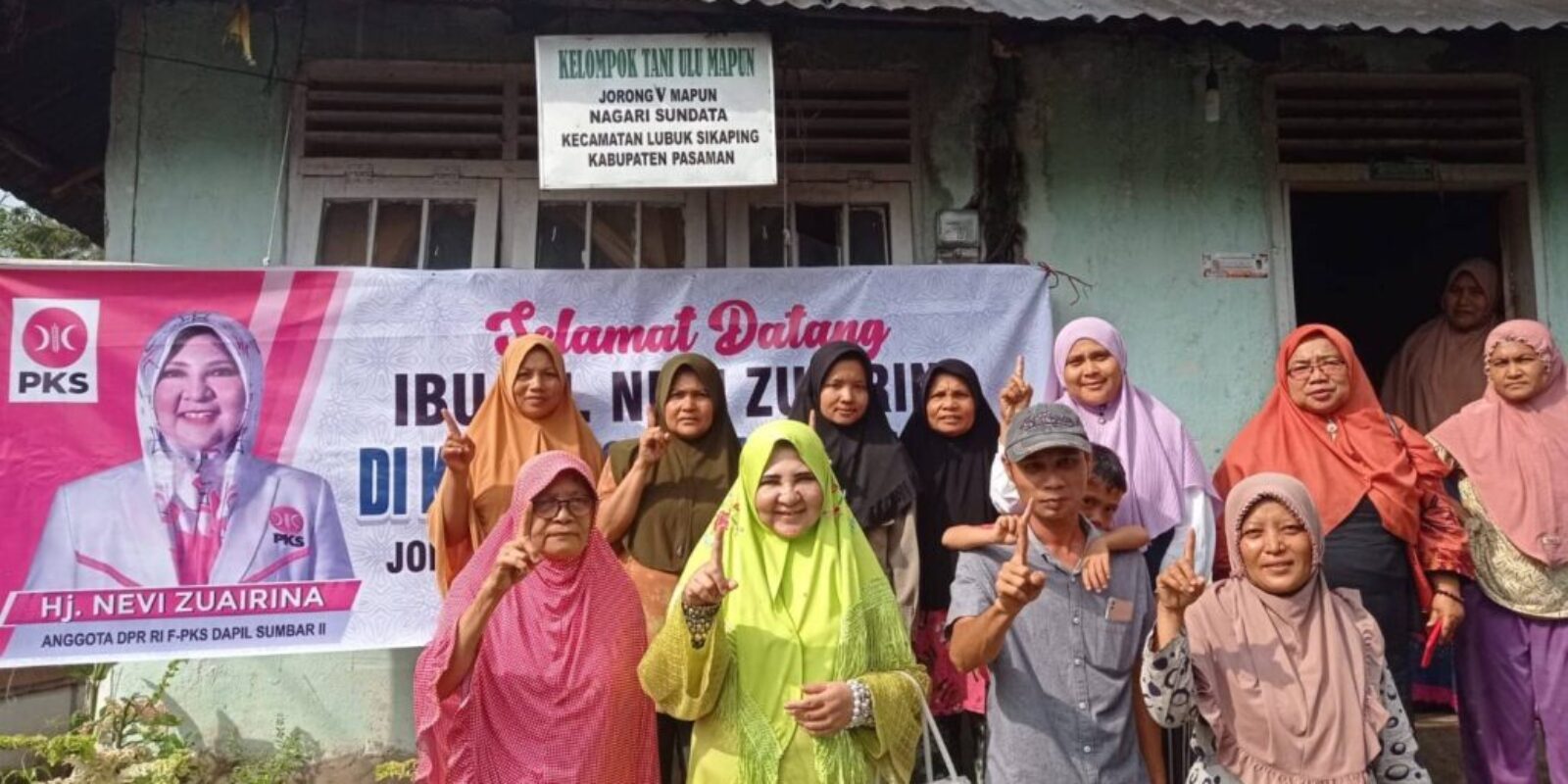 Hj. Nevi Zuairina Serahkan Bantuan Semen TJSL untuk Kelompok Tani Ulu Mapun di Lubuk Sikaping