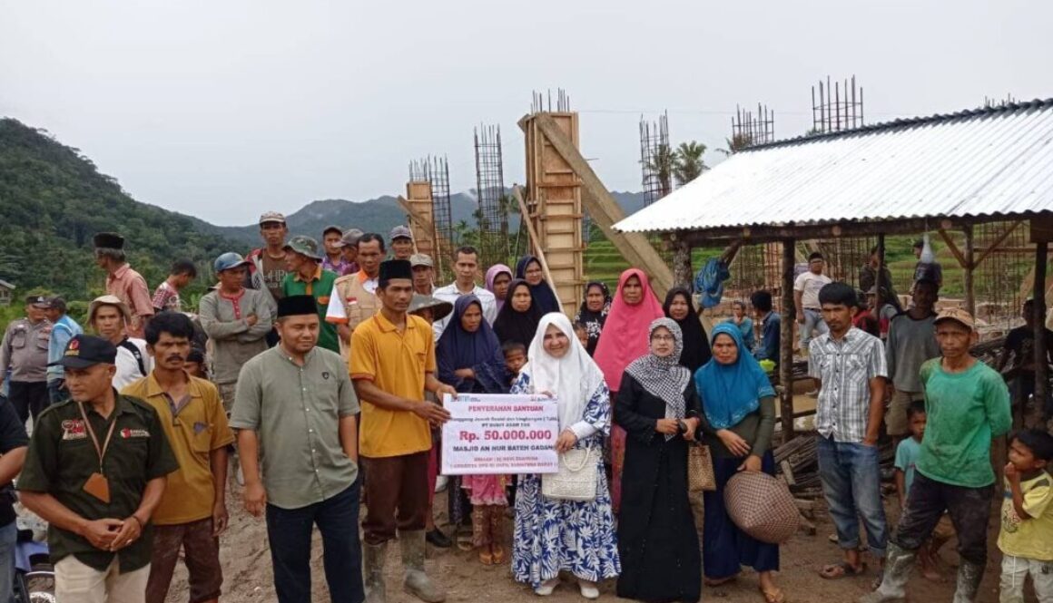Hj. Nevi Zuairina, Anggota DPR RI Sumatera Barat II, Menyerahkan Bantuan Simbolis TJSL untuk Masjid An Nur di Kabupaten Agam
