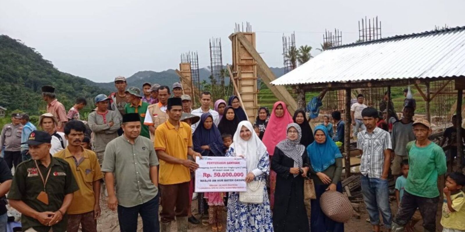Hj. Nevi Zuairina, Anggota DPR RI Sumatera Barat II, Menyerahkan Bantuan Simbolis TJSL untuk Masjid An Nur di Kabupaten Agam