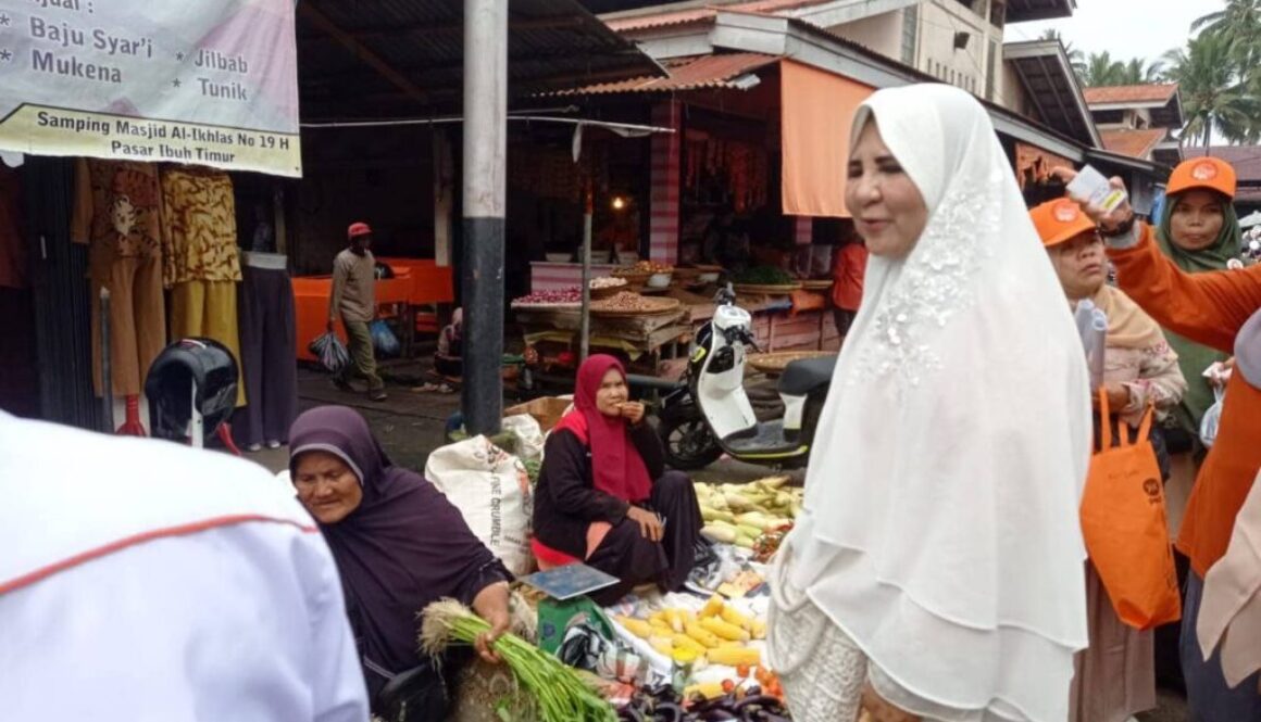 Hj. Nevi Zuairina kunjungi Pasar-Pasar di Payakumbuh Untuk Menyapa Warga Masyarakat