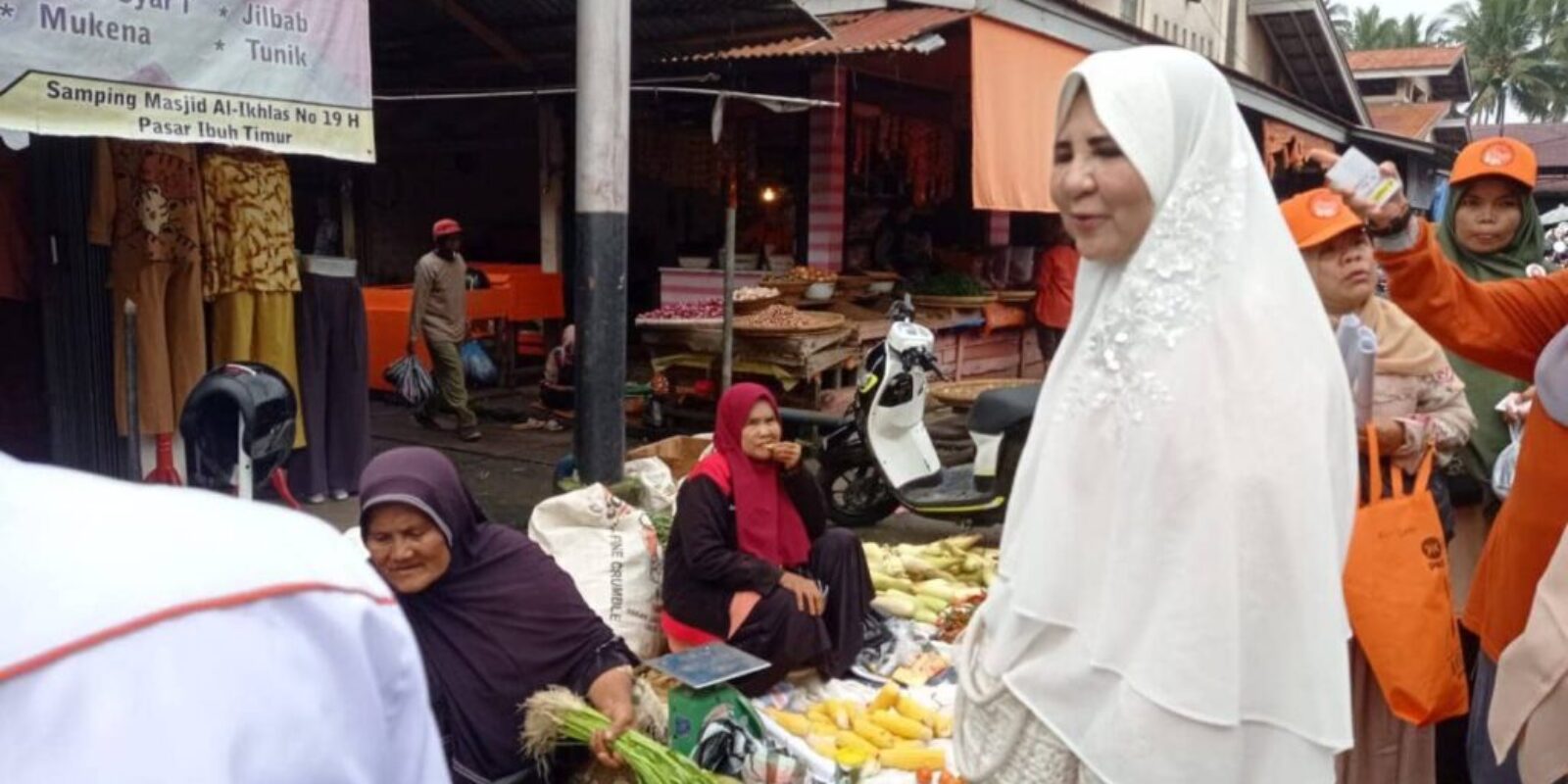 Hj. Nevi Zuairina kunjungi Pasar-Pasar di Payakumbuh Untuk Menyapa Warga Masyarakat