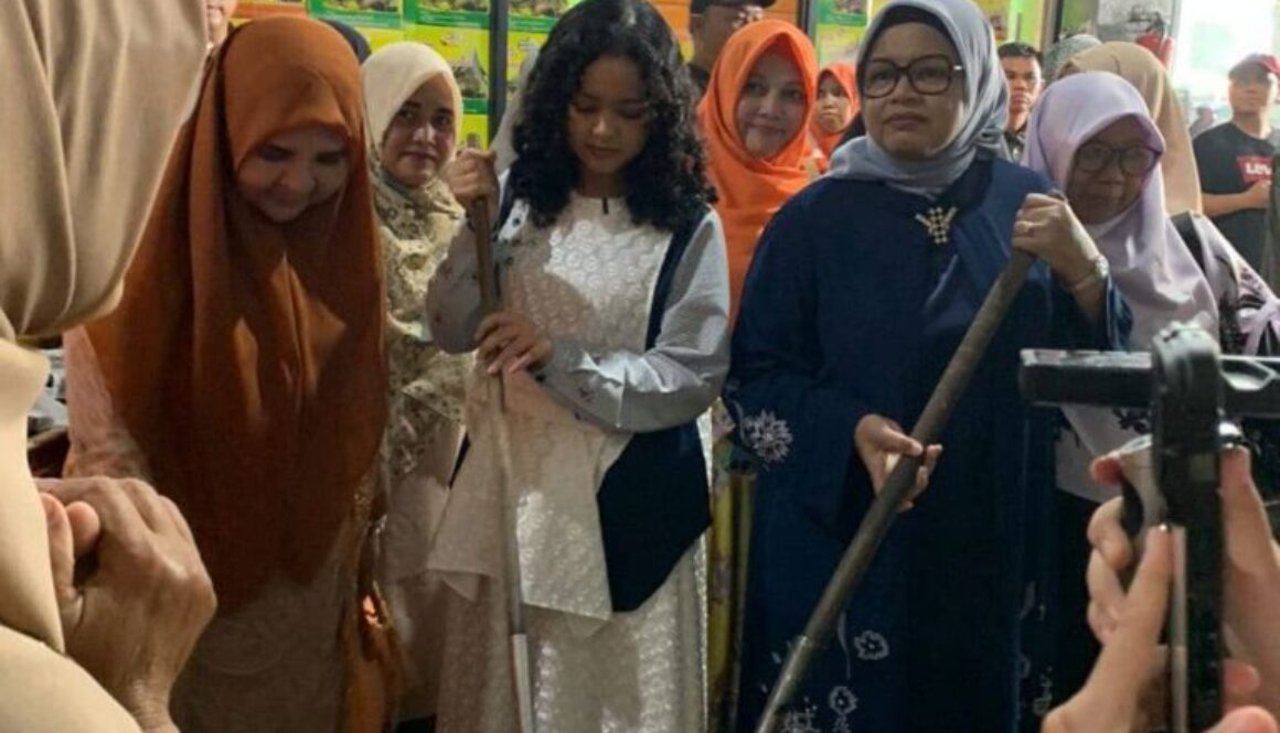 Hj. Nevi Zuairina Salah Satu dari Tiga Perempuan Hebat Kacau Randang di Tungku Ummi Aufa Hakim