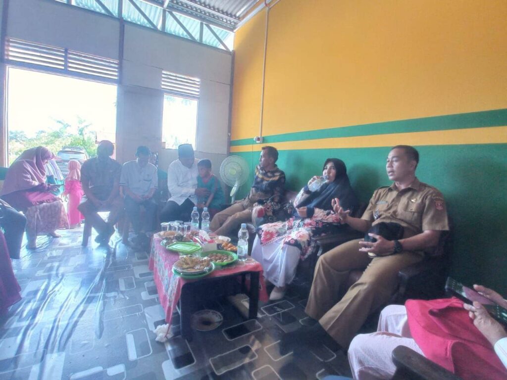 Hj. Nevi Zuairina Berdialog tentang Pendidikan Anak Usia Dini di SDIT AL Qalam Tiku, Kabupaten Agam