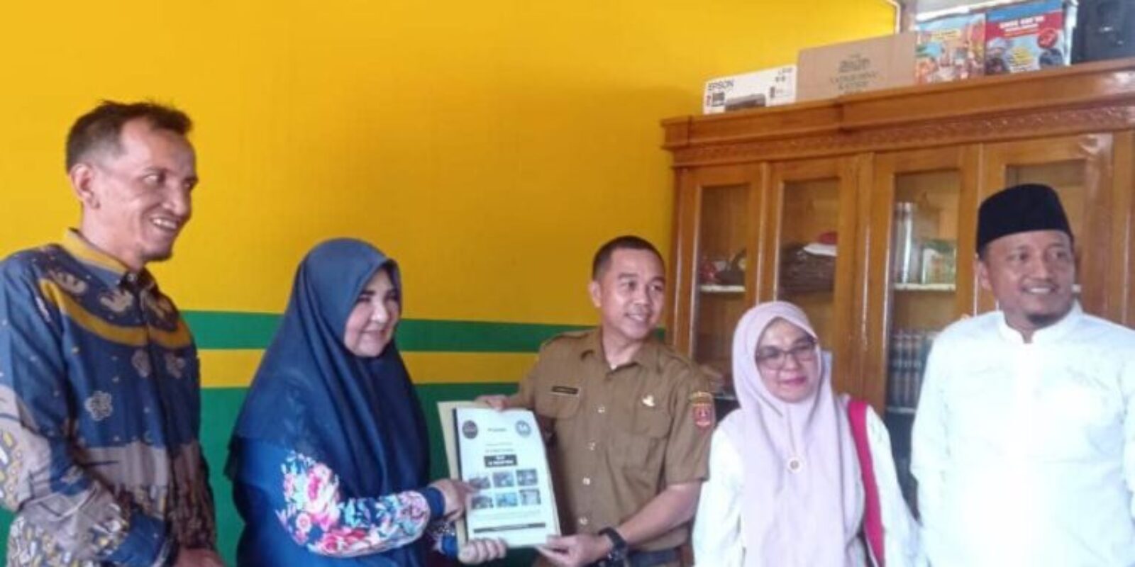 Hj. Nevi Zuairina Berdialog tentang Pendidikan Anak Usia Dini di SDIT AL Qalam Tiku, Kabupaten Agam
