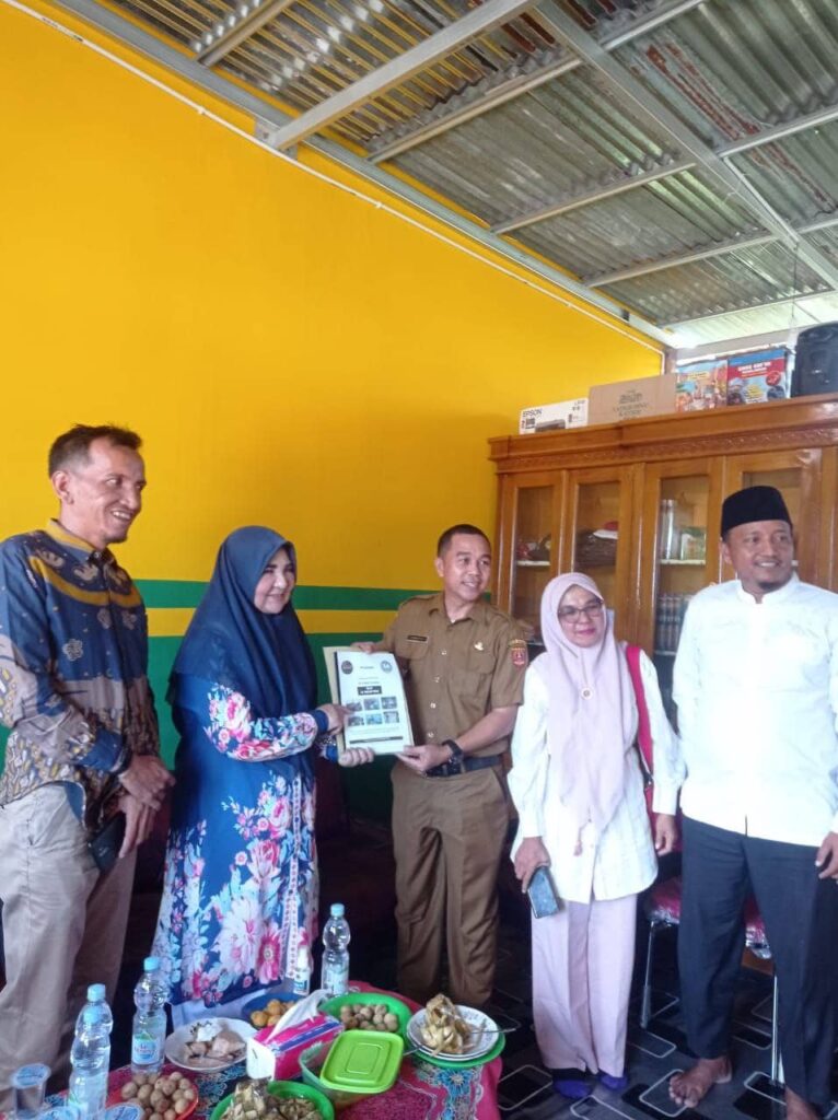 Hj. Nevi Zuairina Berdialog tentang Pendidikan Anak Usia Dini di SDIT AL Qalam Tiku, Kabupaten Agam