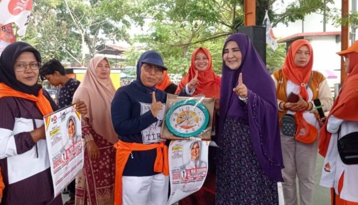 Hj. Nevi Zuairina Hadiri Senam Massal di Payakumbuh Bersama Aktivis Ibu-Ibu dan Remaja Putri 3