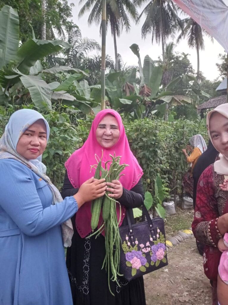 Hj. Nevi Zuairina Mengunjungi Dasawisma Kejora di Kabupaten Agam Untuk Perkuat Program Pemberdayaan Masyarakat