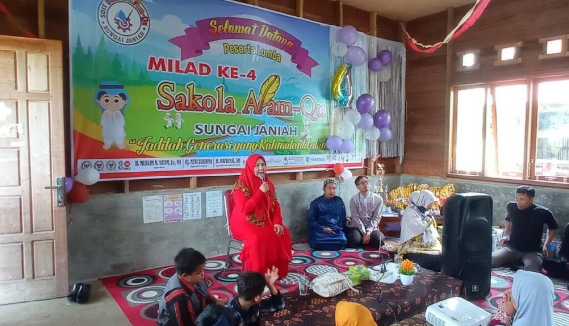Hj. Nevi Zuairina Merayakan Milad Sakola Alam Qu Sungai Janiah dengan Penuh Semangat