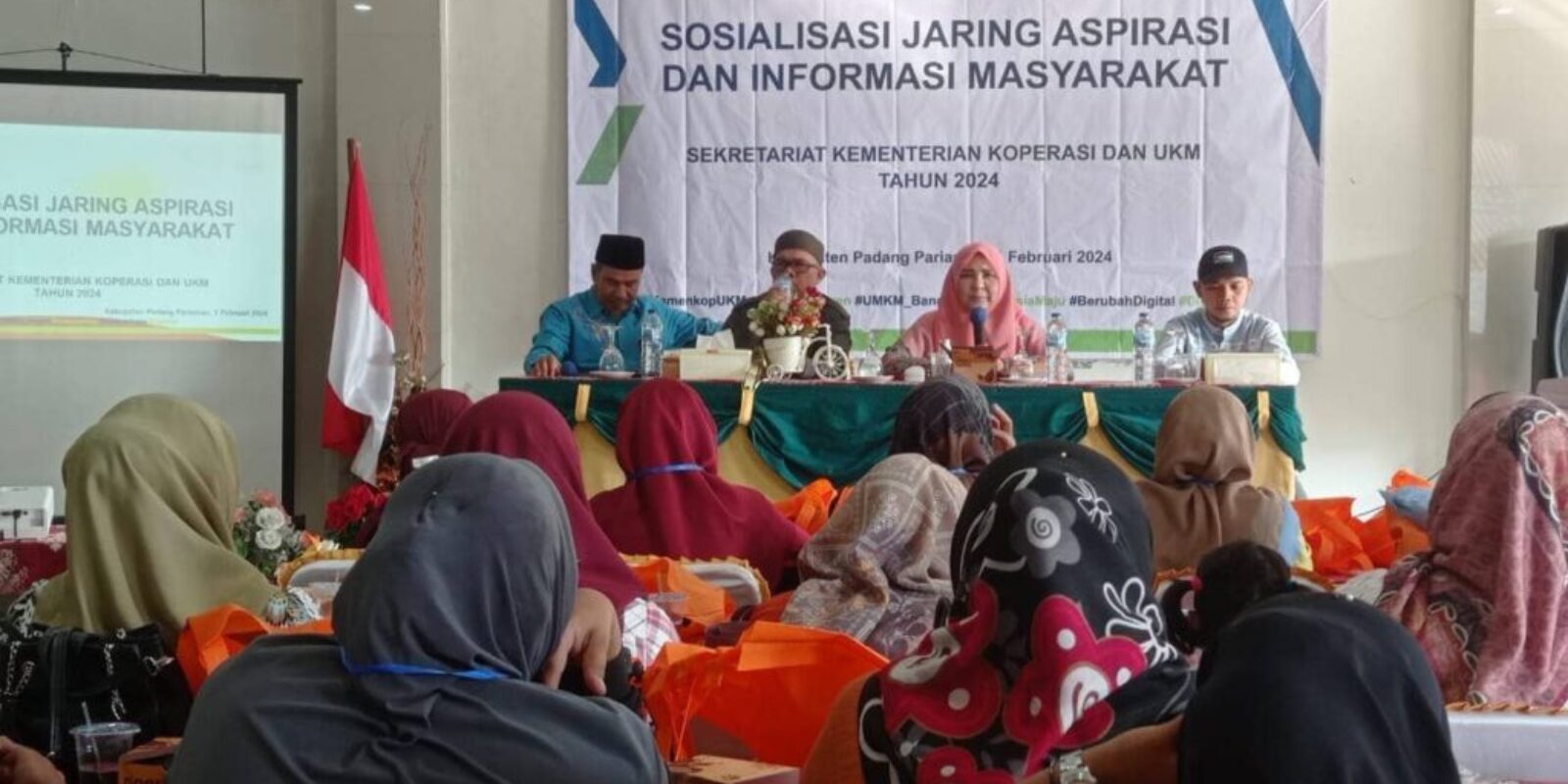 Kunjungan Hj. Nevi Zuairina di Lubuk Alung, Padang Pariaman Dorong Omset UKM Melalui Kemasan Menarik