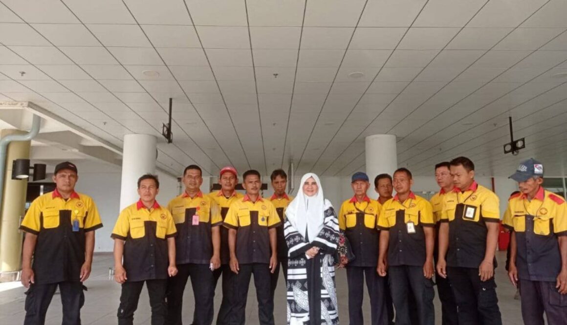 Hj. Nevi Zuairina Berbagi paket Ramadhan untuk Porter dan CS Bandara Internasional Minangkabau