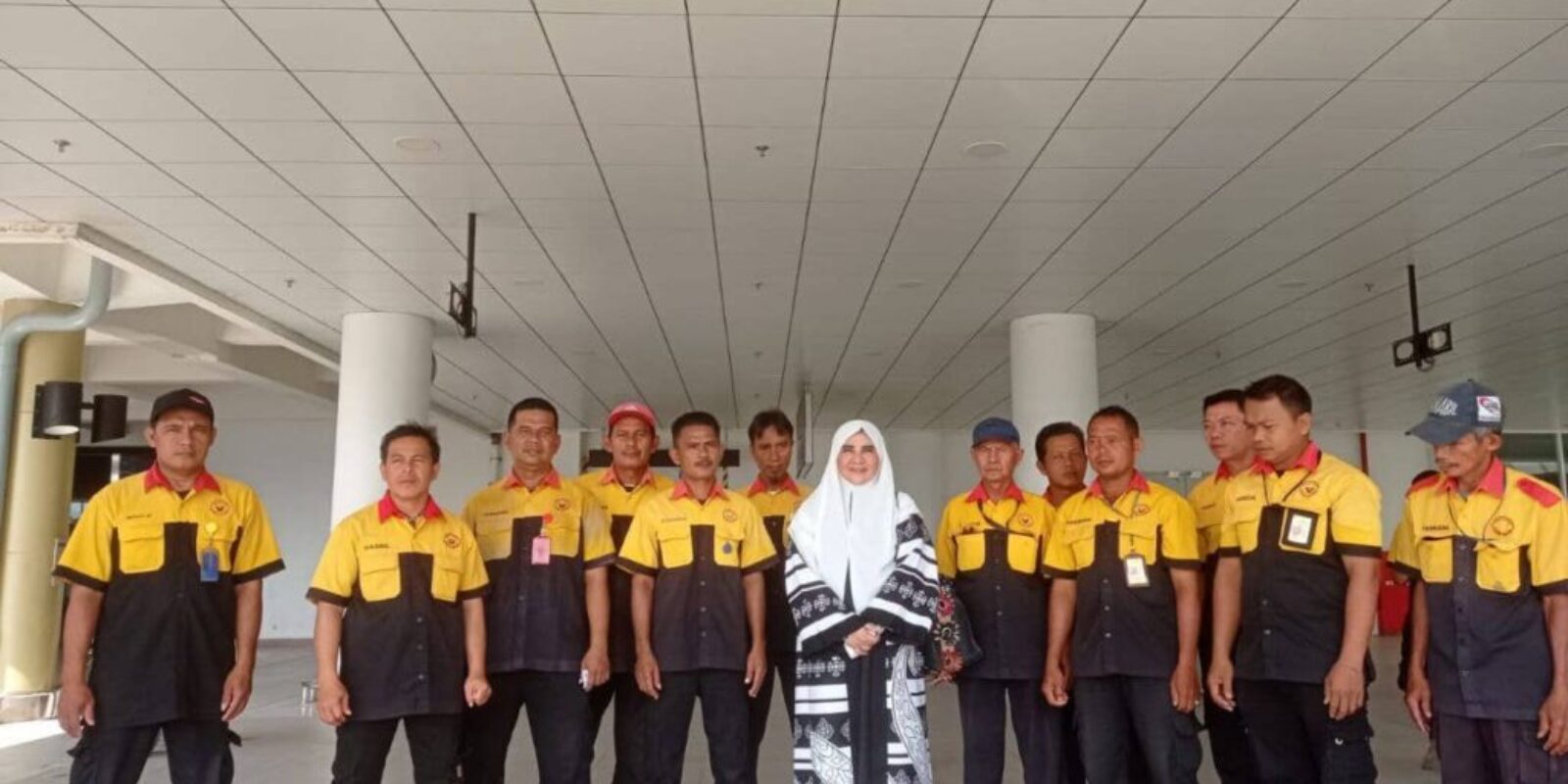 Hj. Nevi Zuairina Berbagi paket Ramadhan untuk Porter dan CS Bandara Internasional Minangkabau