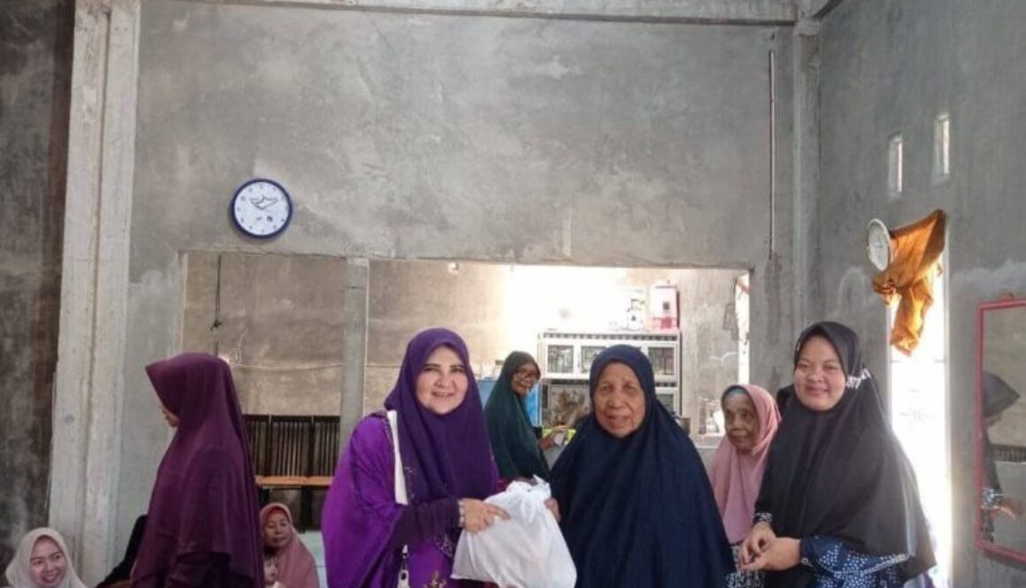 Anggota DPR RI Fraksi PKS, Hj. Nevi Zuairina, Bersilaturahmi dan Bagikan Paket Ramadan di Pasaman Barat
