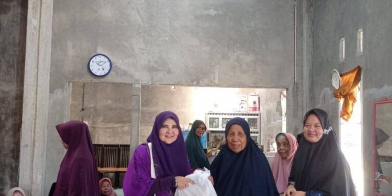 Anggota DPR RI Fraksi PKS, Hj. Nevi Zuairina, Bersilaturahmi dan Bagikan Paket Ramadan di Pasaman Barat