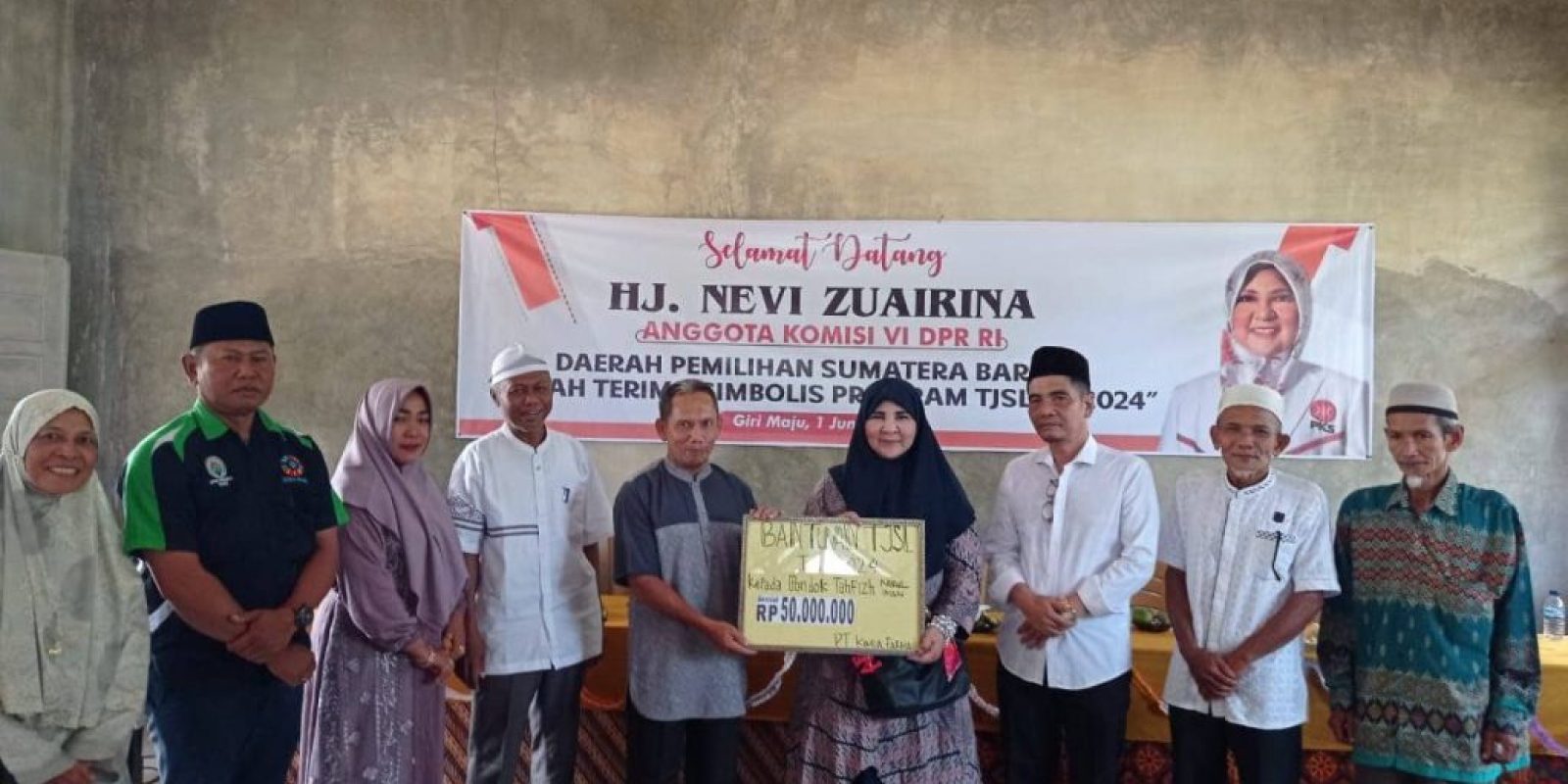 Hj. Nevi Zuairina Serahkan Bantuan TJSL dari PT Kimia Farma kepada Pondok Tahfiz Nurul Iman di Pasaman Barat