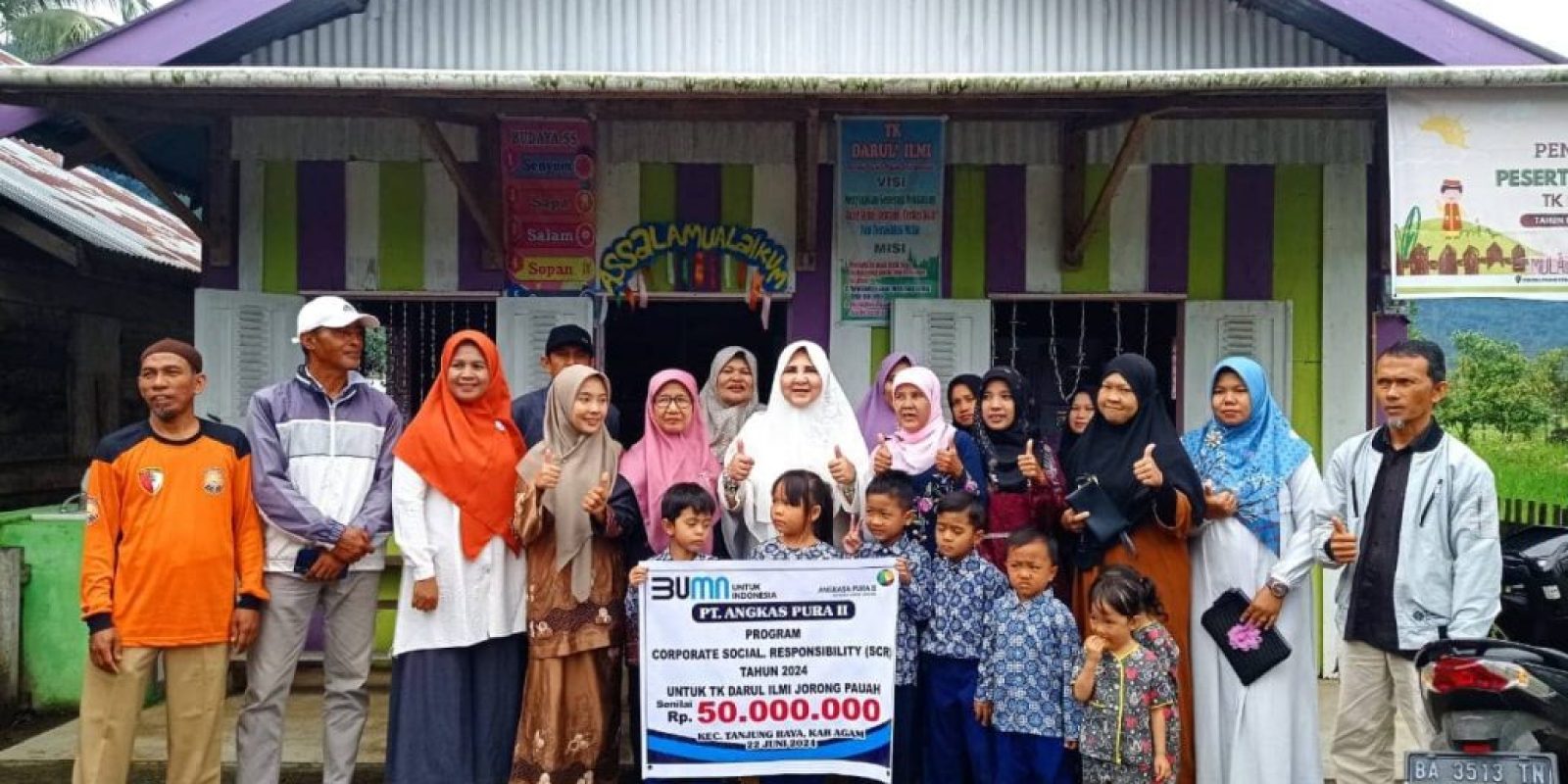 Hj. Nevi Zuairina Serahkan Bantuan untuk TK Darul Ilmi Jorong Pauh