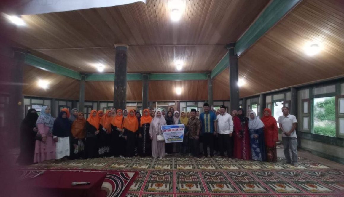 Hj. Nevi Zuairina Serah Terima TJSL Bantuan Rehabilitasi Surau Usang Jorong Koto Marapak Nagari Lambah, Kecamatan Ampek Angkek, Agam