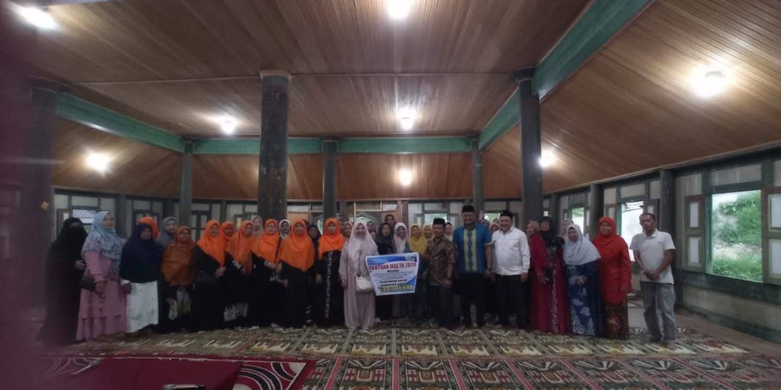 Hj. Nevi Zuairina Serah Terima TJSL Bantuan Rehabilitasi Surau Usang Jorong Koto Marapak Nagari Lambah, Kecamatan Ampek Angkek, Agam